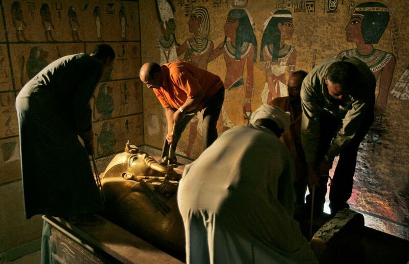 23. Саркофаг Тутанхамона помещают обратно в подземную гробницу в Долине Фараонов 4 ноября 2007 года. 