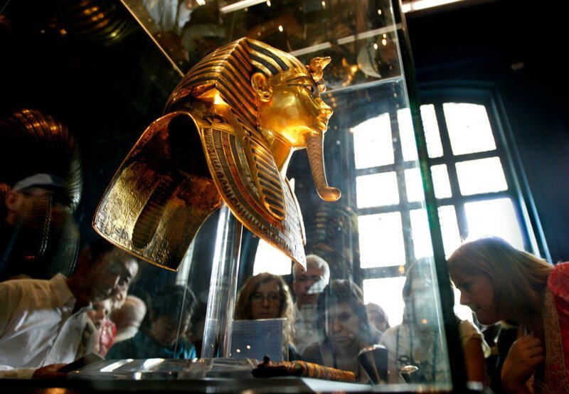 35. Туристы окружили золотую маску Тутанхамона в музее Каира 15 февраля 2010 года. Для поддержания нужной температуры, перед началом экспозиции в помещении были установлены специализированные кондиционеры. (AP Photo/Amr Nabil)