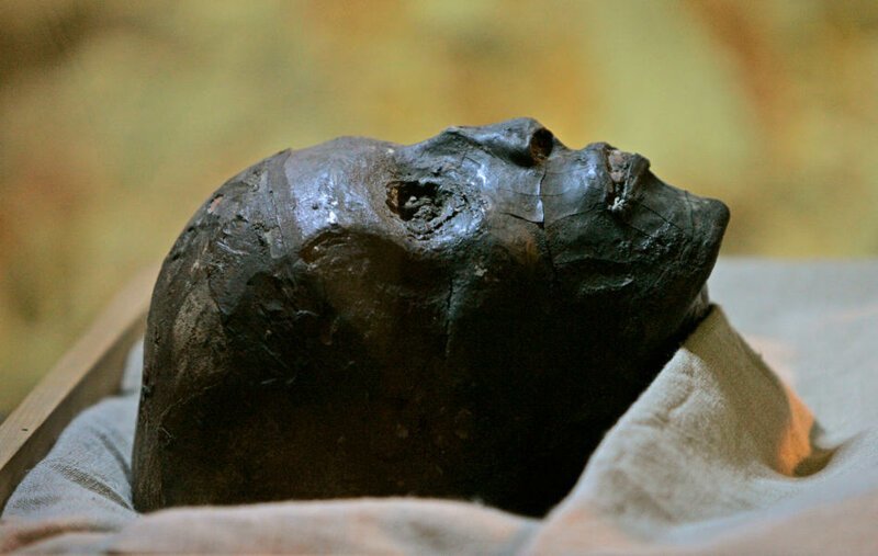36. На этом фото, сделанном 4 ноября 2007 года, вы видите лицо обернутой в специальную ткань мумии Тутанхамона в стеклянном саркофаге в гробнице Долины Фараонов. (AP Photo/Ben Curtis, File)
