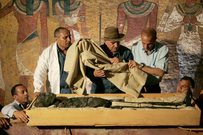 25. Доктор Захи Хавасс (в центре) следит за перемещением мумии фараона Тутанхамона из его каменного саркофага в известной Долине Фараонов в Луксоре, Египет, 4 ноября 2007 года. (AP Photo/Ben Curtis, Pool, File)