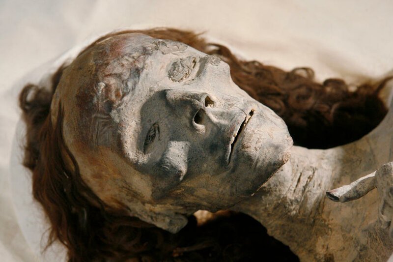33. Мумия бабушки Тутанхамона в стеклянном ящике в музее Каира 17 февраля 2010 года. (AP Photo/Discovery Channel, Shawn Baldwin)
