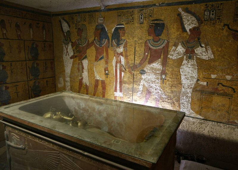 26. Саркофаг Тутанхамона в его гробнице после того, как археологи достали из него мумию фараона.