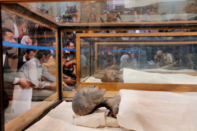 28. На этом снимке канала «Discovery» можно увидеть мумии (начиная с ближней) матери Тутанхамона, бабушки Тутанхамона и отца Тутанхамона, представленные репортерам на пресс-конференции археологом Захи Хавассом в музее Каира 17 февраля 2010 года. 
