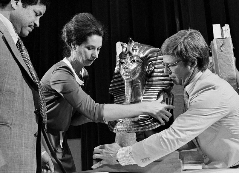 20. Барбара Холл из Университета Чикаго и Йел Нилэнд достают сокровища Тутанхамона в Новом Орлеане 6 сентября 1977 года. (AP Photo)