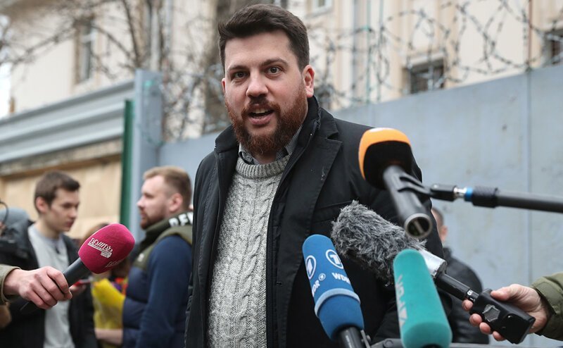 Это, конечно же, так же часть избирательной компании, которая в принципе протекает для оппозиционеров весьма и весьма тускло. 
