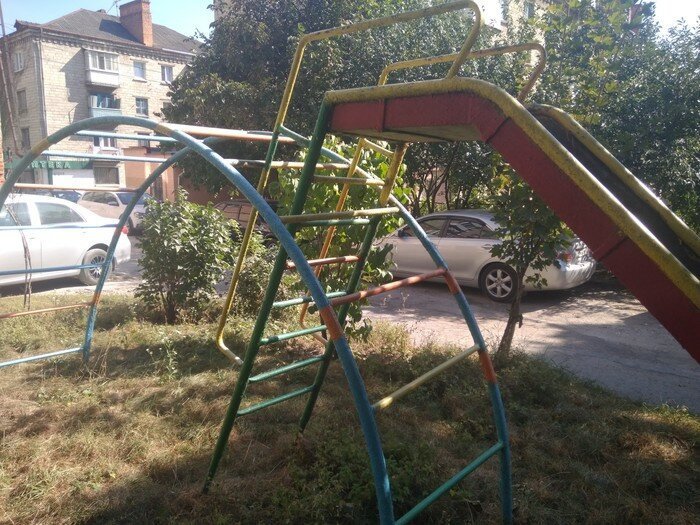 Детская площадка для тех, кто с детства вынужден... жить