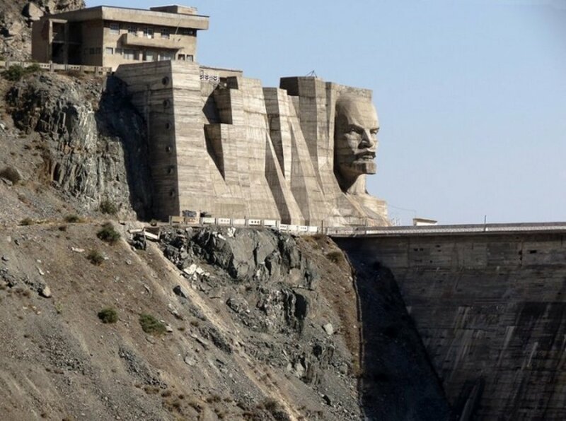 Арт-скульптура с пятиэтажку: голова Ленина на водохранилище