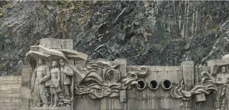 Арт-скульптура с пятиэтажку: голова Ленина на водохранилище