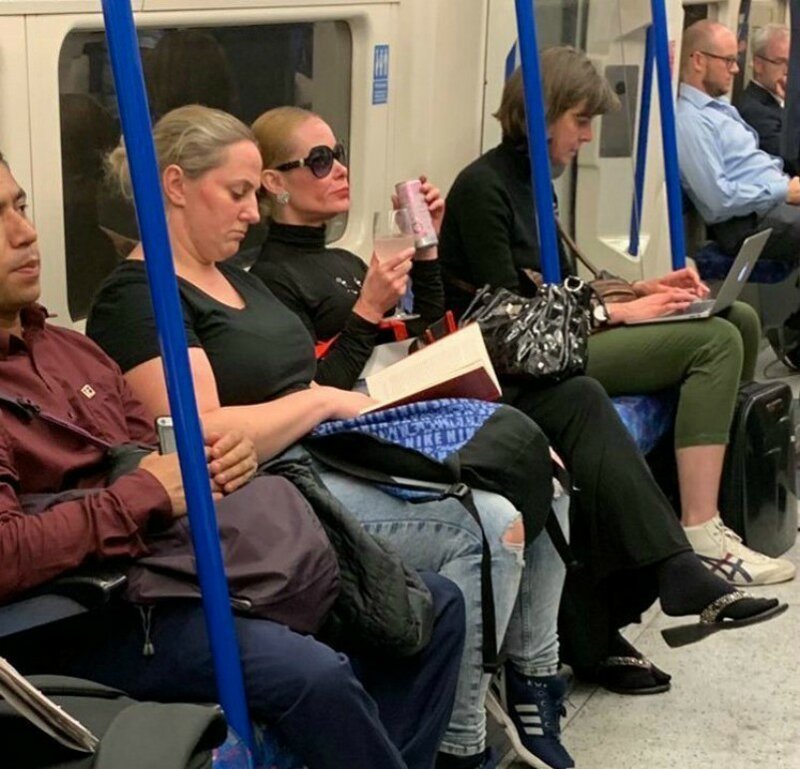 В метро Лондона заметили элегантную даму с бокалом