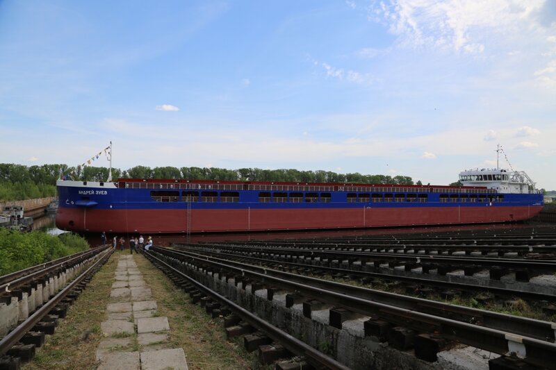 На заводе «Красное Сормово» спустили на воду сухогруз «Андрей Зуев». Фоторепортаж