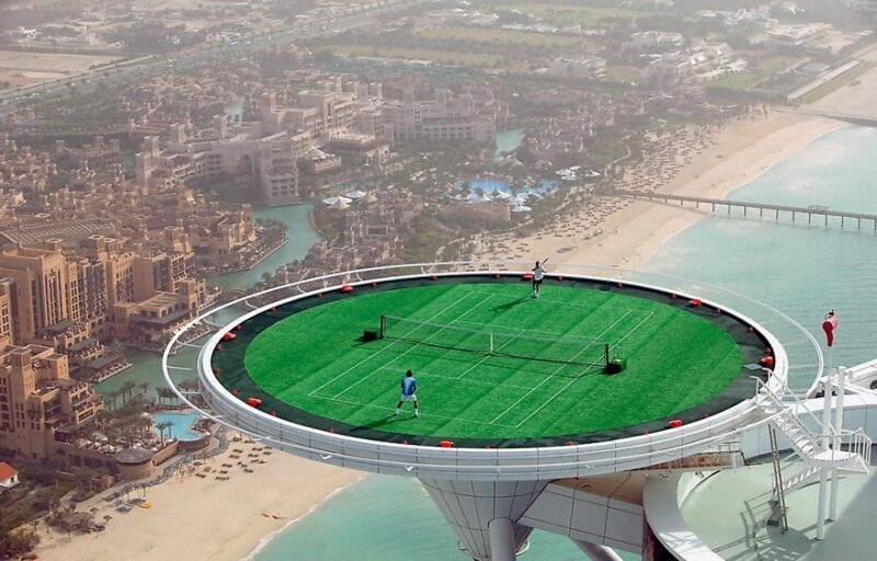 В теннис они играют на вертолетной площадке башни Burj Al Arab