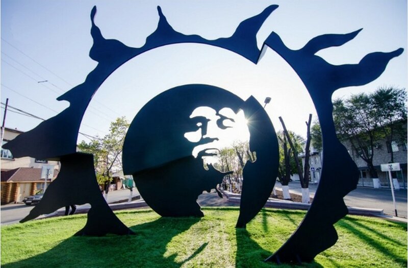 Караганда: монумент "Звезде по имени Солнце"
