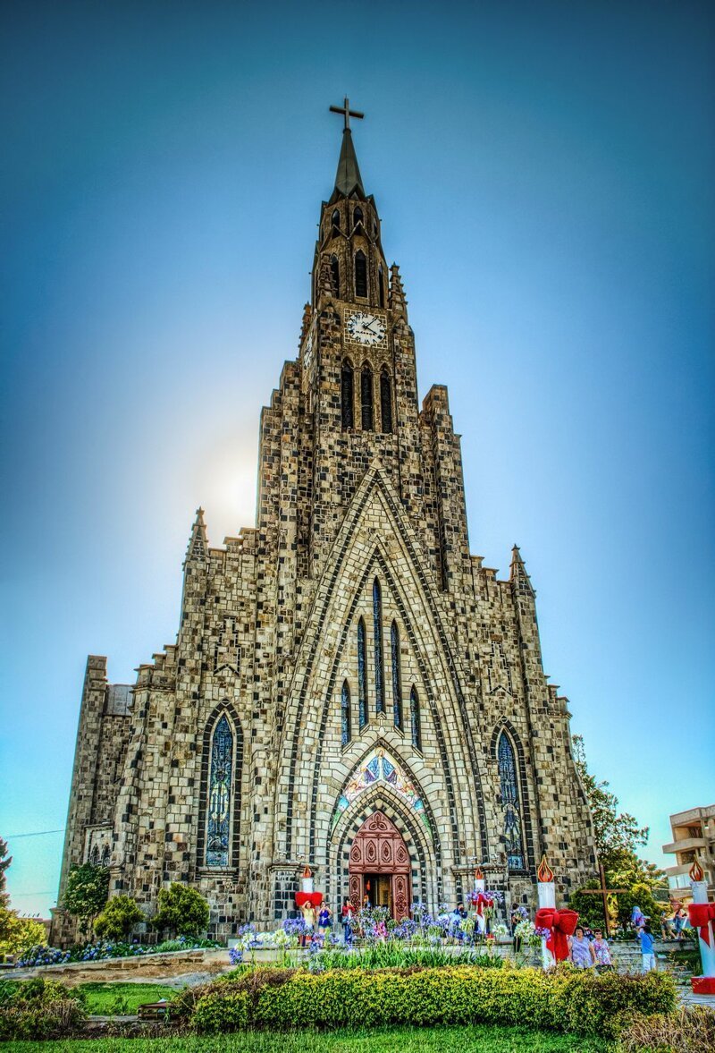 Собор Девы Марии Лурдской, также известный как Каменный собор, католическая церковь, расположена в бразильском городе Канела, Риу-Гранди-ду-Сул.