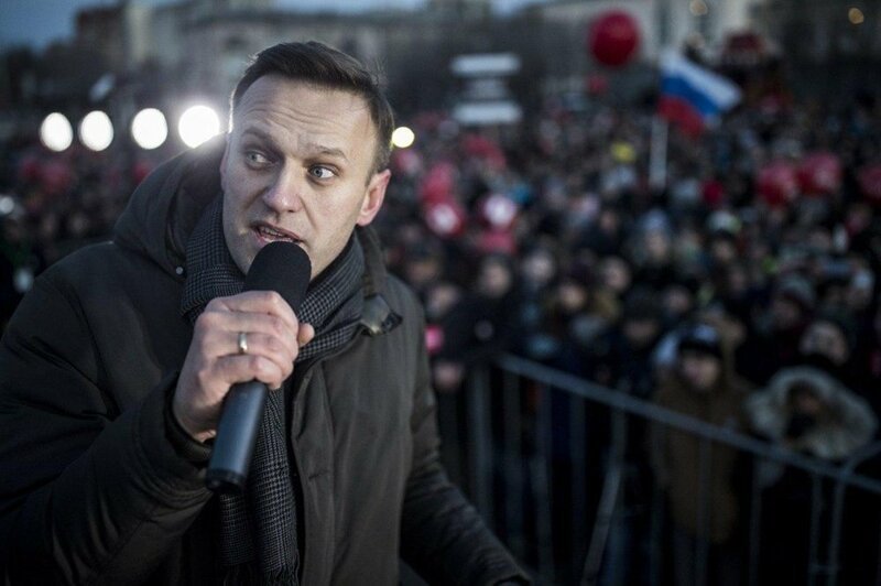 И других подставлял – главным образом несовершеннолетних. Действует как матерый урка. 