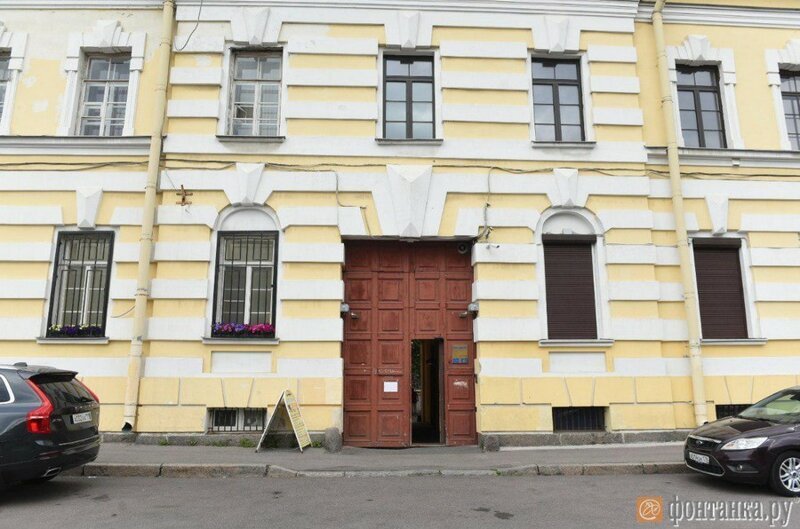 Реставрация по Шнурову: Лидер «Ленинграда» переделал в гараж арку исторического дома