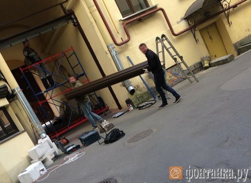 Реставрация по Шнурову: Лидер «Ленинграда» переделал в гараж арку исторического дома