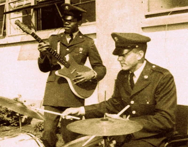Рядовой Джеймс Хендрикс играет на гитаре, Форт Кэмпбелл, 1962 год.