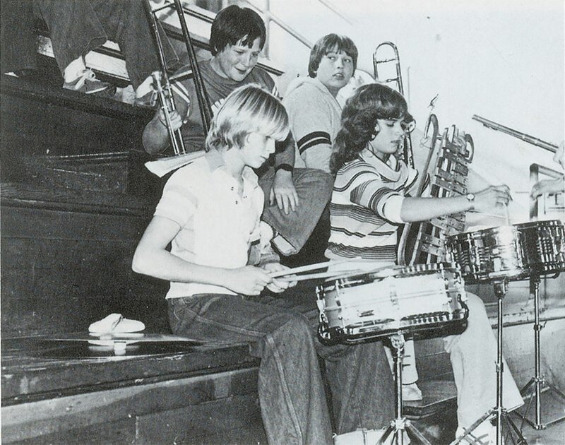 Курт Кобейн, ученик 8-го класса, играет на барабанах, 1981 год.