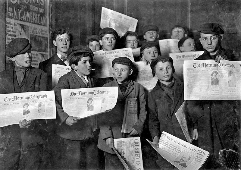 Разносчики газет готовятся к началу работы — 2 часа ночи, 12 февраля 1908 года.
