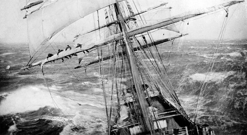 Матросы работают на мачте корабля Garthsnaid во время шторма, 1920 год.