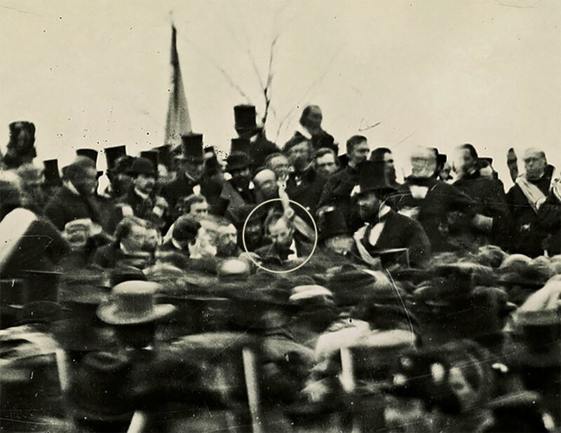 Единственная известная фотография Авраама Линкольна в Геттисберге. Была сделана за три часа до его знаменитой Геттисбергской речи, 19 ноября 1863 года.