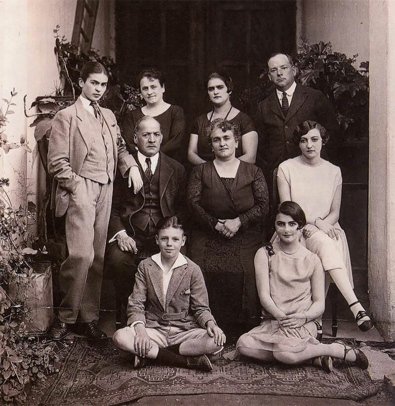 17-летняя Фрида Кало позирует для семейного фото в традиционном мужском костюме, 1924 год.