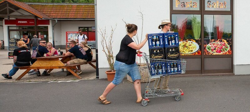 Немцы скупили все пиво в городе из-за неонацистов