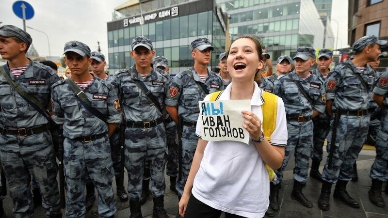 В Москве на проспекте Сахарова состоялось очередное сборище либералов в поддержку журналиста «Медузы» Голунова, которого уже прилично по времени как освободили из «застенков», куда собственно и не попал. 