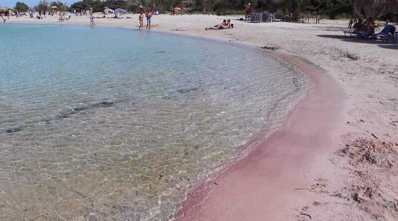 Также здесь можно увидеть розовый песок из тысяч измельченных ракушек