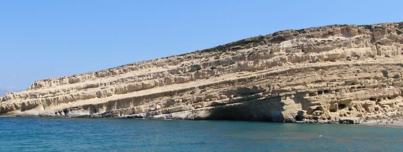 В скале над пляжем тысячи лет назад была вырезана сеть мещер