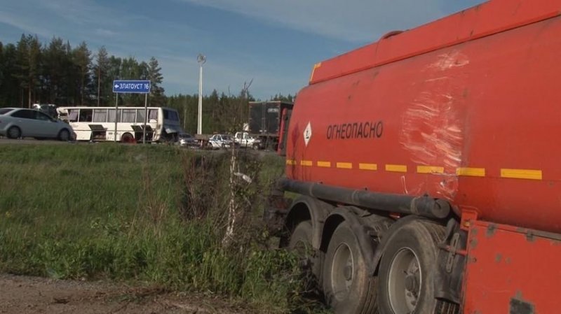 Авария дня. Автобус столкнулся с бензовозом в Челябинской области