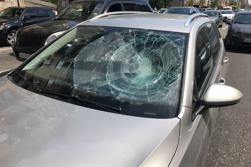 Доставщик еды на мопеде после ДТП разбил лобовое стекло Volkswagen и пытался удрать