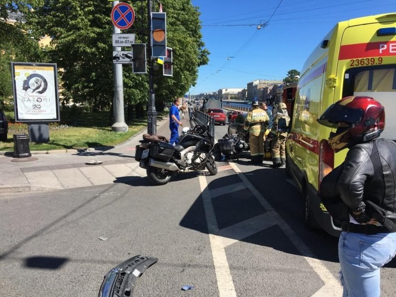 Авария дня. Мотоциклист из Франции устроил аварию в Санкт-Петербурге