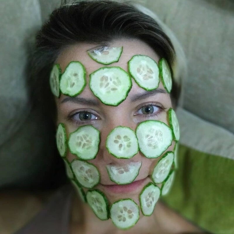 1. Между грядками можно и маску из свежих овощей и фруктов сделать