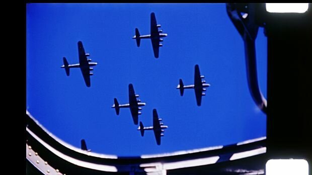 Вид на B-17 из кабины бомбардировщика 8-й воздушной армии США