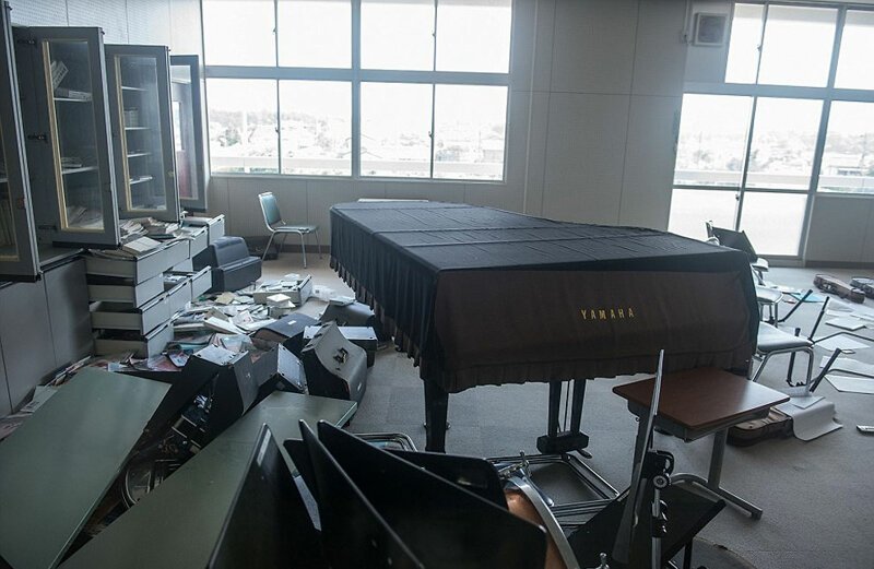 Фортепьяно и другие музыкальные инструменты в школьном кабинете