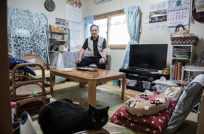 Из зоны отчуждения было эвакуировано более 120 тысяч человек, которым предоставили комнаты и временное жилье. Одна из таких эвакуированных семей - японец Коучи Нодзава (на фото) со своей женой Йоко