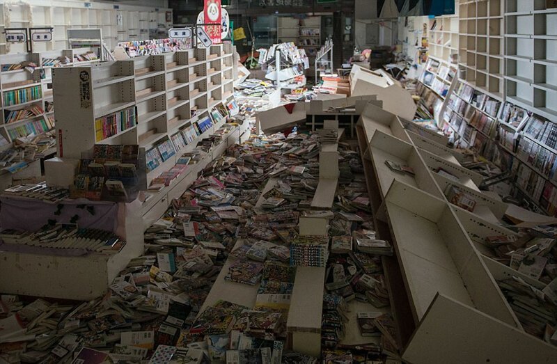 Пострадавший от землетрясения книжный магазин
