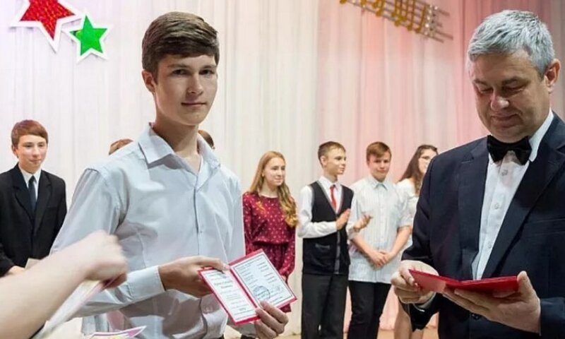 Путин закончил школу и набрал 300 баллов на ЕГЭ 