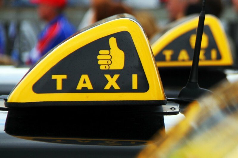 Таксист изнасиловал пассажира, а после потребовал оплатить за бензин