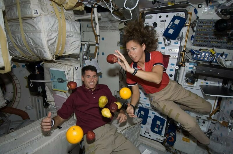 Один день из жизни космонавтов. Чем заняться крутым парням на МКС?
