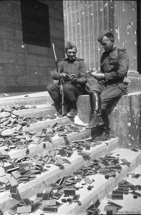 Советские солдаты рассматривают немецкие награды, которые так и не были вручены. 2 мая 1945 года