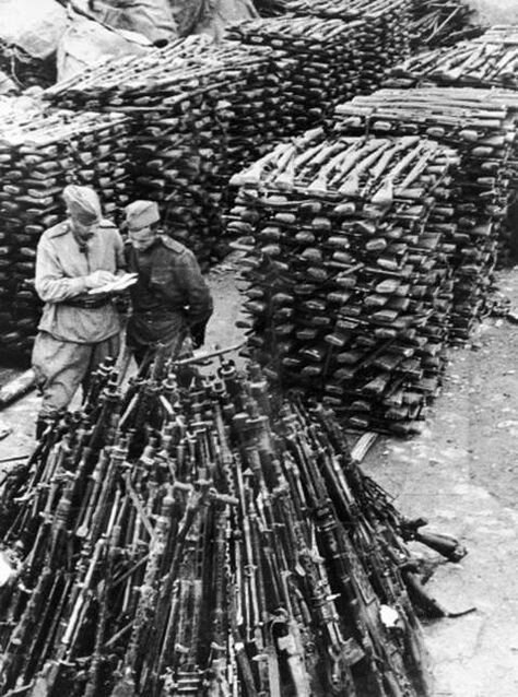 Советские солдаты составляют опись немецкого оружия, оставшегося после окончания Второй мировой