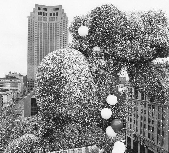 Фестиваль воздушных шаров, 1986. После него были поданы многочисленные  миллионные иски к компании, запустившей шары и загрязнившей бухту, город и леса. Фирма разорилась