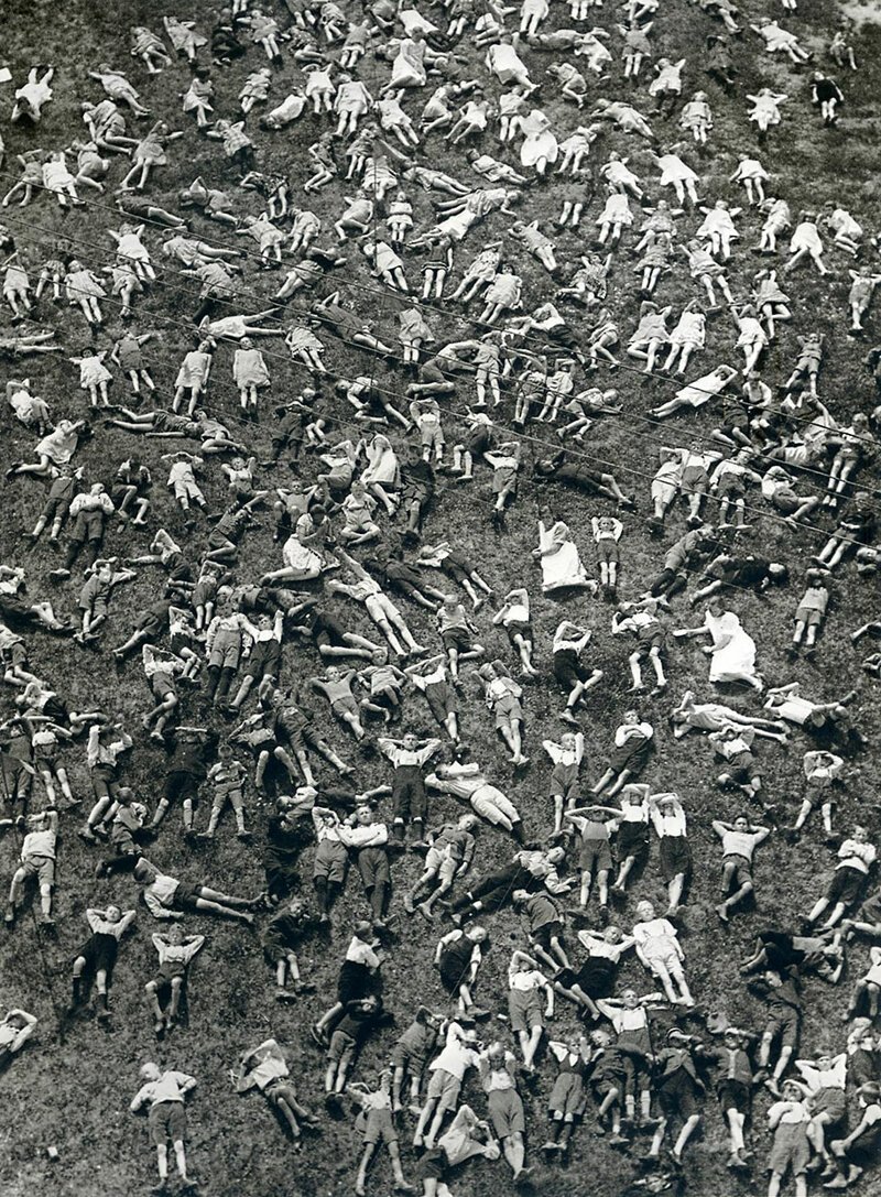 Дети в дачном поселке / Мартин Мункачи (1929г)