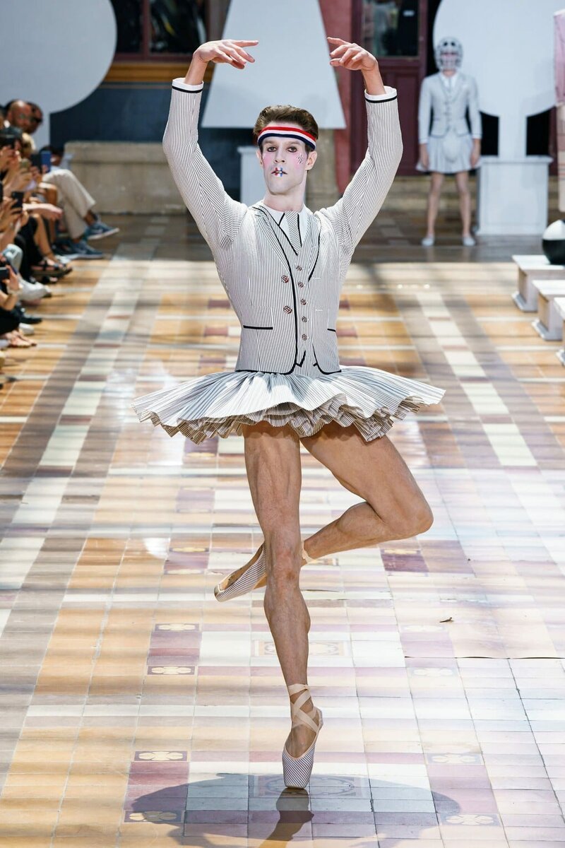 На подиуме американский танцор Джеймс Уайтсайд в балетной пачке
