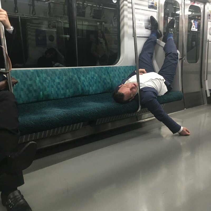 14. В метро до и после работы люди часто спят