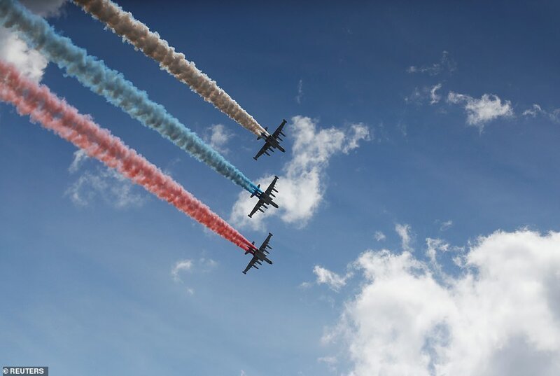 Реактивные истребители Су-25 выпускают дым в цветах российского государственного флага во время церемонии открытия
