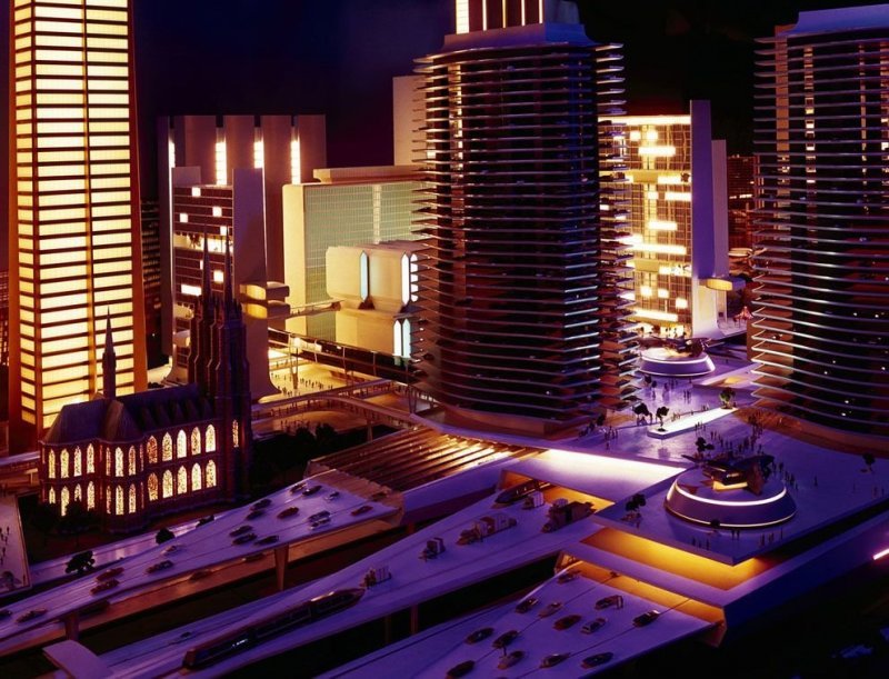 Макет города будущего в павильоне GM. Многоэтажные парковки. Автоматические автодороги. Посадочные площадки для самолетов, взлетающих и садящихся вертикально