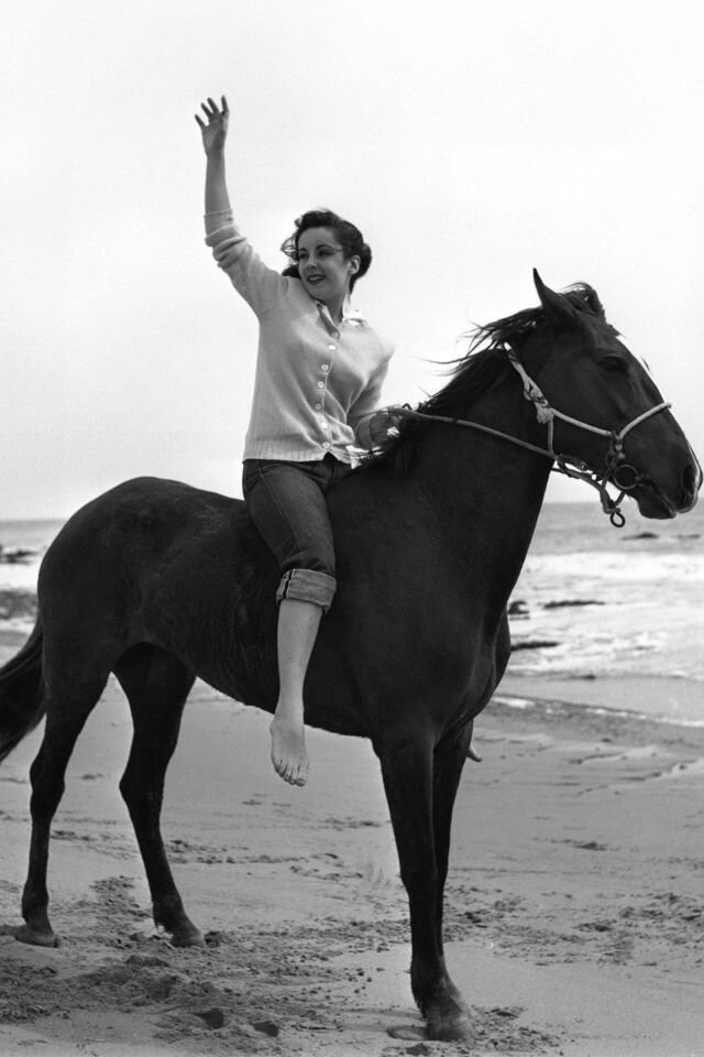 Элизабет Тейлор верхом на лошади, приблизительно 1949 год